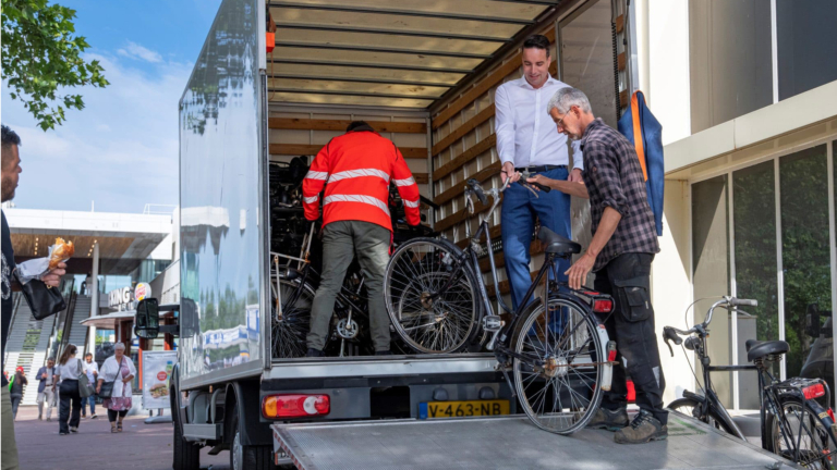 Gemeente Alkmaar doneert weesfietsen aan sociaal maatschappelijke organisaties