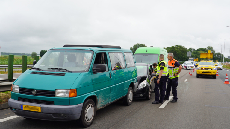 Kop-staartbotsing zorgt voor lange file op N242 in Alkmaar