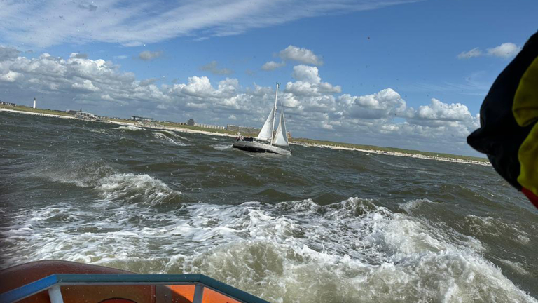 Reddingsbrigade Egmond rukt uit voor zeiljacht mogelijk in nood