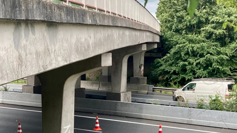 Beton brokkelt van viaduct af: A9 bij Akersloot gestremd, lange file