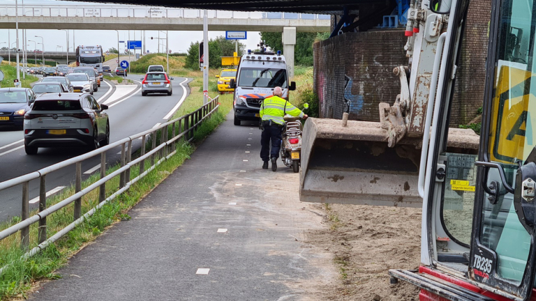 Scooterrijder gewond bij aanrijding met graafmachine op N242 in Heerhugowaard