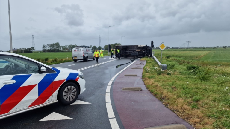 Verhuiswagen waait om op N246 bij Markenbinnen