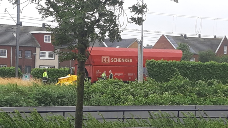 Treinverkeer bij Beverwijk langer plat door stormschade en ontspoorde trein