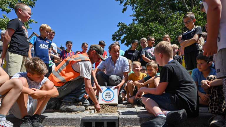 Feestelijke heropening Herenweg Egmond-Binnen met speciale ‘Hier begint de zee’-tegel