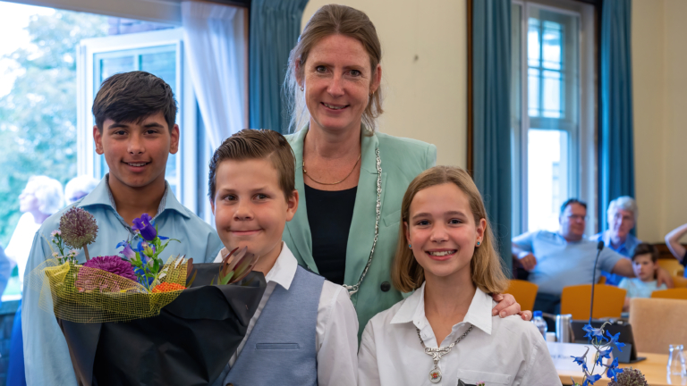 Fleur Bakker geïnstalleerd als nieuwe kinderburgemeester van Heiloo