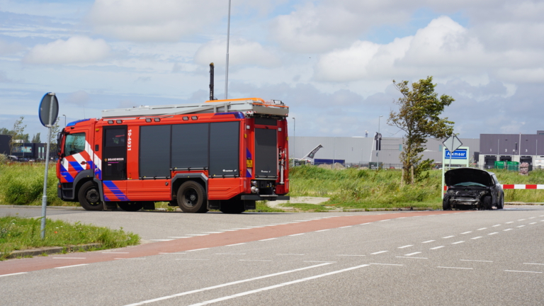 Auto in brand op Middenweg in Heiloo