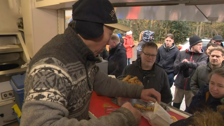 Hoa en Cuong teleurgesteld over afwijzing vergunning voor hun loempiakar: “Ik ben verdrietig”