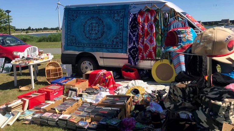 Kofferbakmarkt op dagkampeerterrein Strand van Luna 🗓