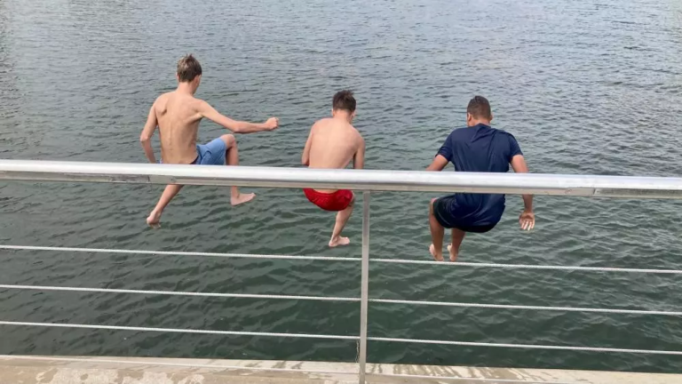 ‘Brugspringers’ zorgen voor overlast in Heerhugowaard: “Ze plassen in mijn tuin”