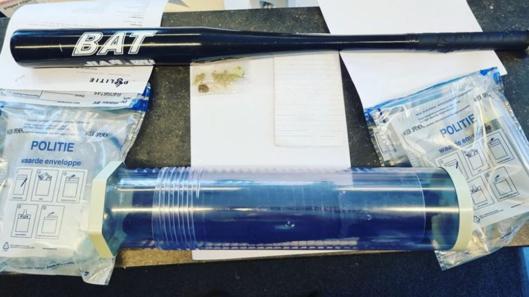 Drietal in Sint Pancras betrapt met drugs en messen in auto