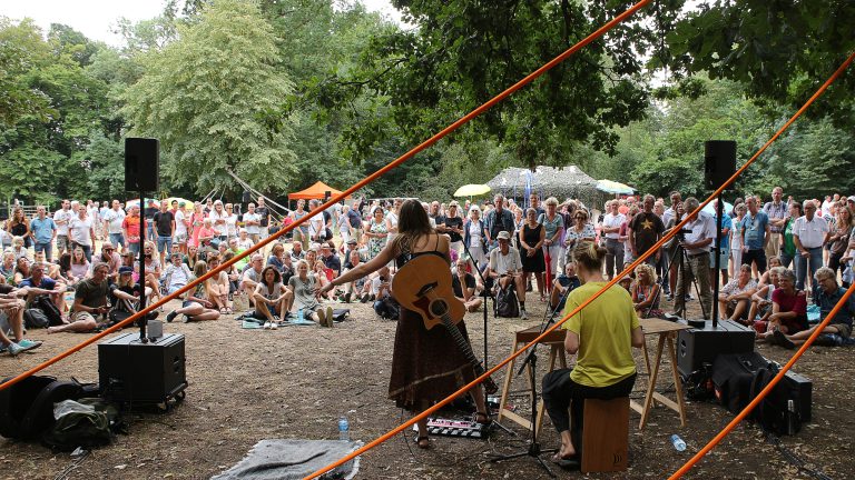 Podium onder de Boom in Alkmaarderhout vanwege stormschade verplaatst naar 3 september 🗓