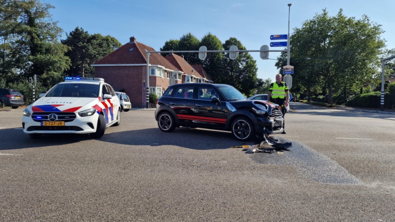 Aanrijding op Alkmaarse kruising: bergingsdienst moet ter plaatse komen