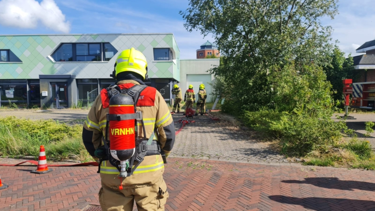 Fikse brand aan Industriestraat in Heerhugowaard, opgeschaald tot niveau ‘middelbrand’