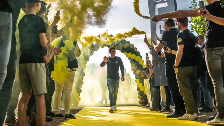 Tourwinnaar Vingegaard feestelijk geëerd bij AGU in Alkmaar: “Een plezier om hier te zijn”