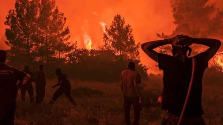Met een koffer vol noodspullen reist Janneke naar Rhodos: “Halve eiland is afgebrand”