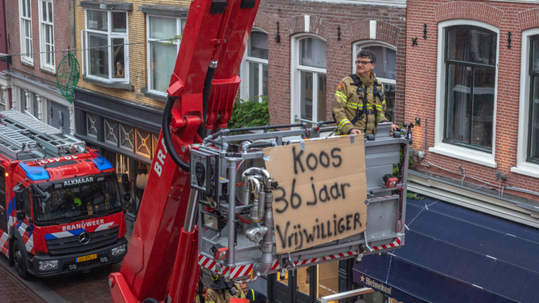 Alkmaarse brandweer neemt afscheid van vrijwilliger Koos: “Ik heb zoveel mooie herinneringen gemaakt”