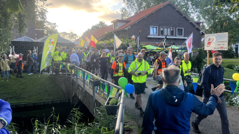 100 van Leeghwater 2023: 190 wandelaars door de polders (en de regen)