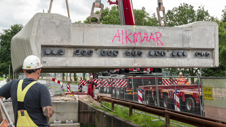 3D-geprinte fietsbruggen geplaatst langs N243, voor de zekerheid met scheurmeter