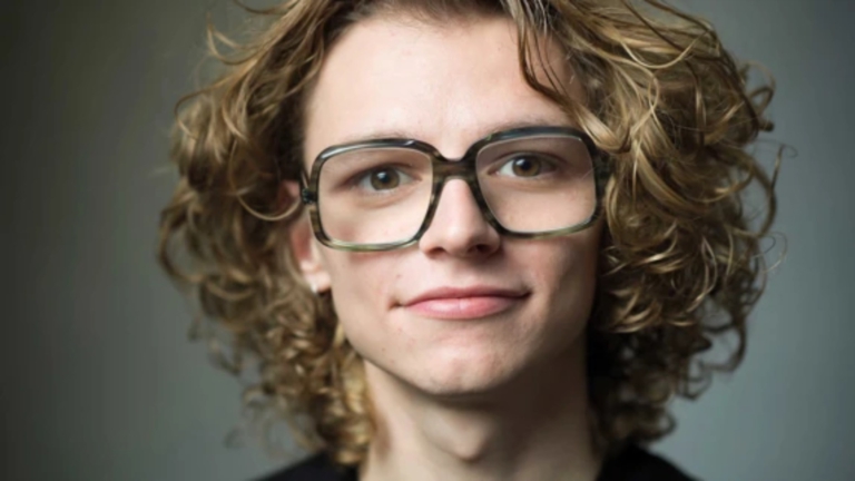 Teun Toebes (24) woont in verpleeghuis en geeft voorstelling in Cool 🗓