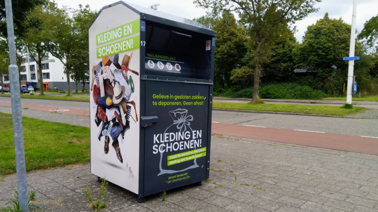 Niet iedere kledingcontainer staat legaal op straat, zo blijkt: “Instantie is onbekend”