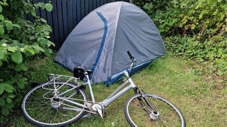 Man in tent op privégrond met steun van politie en handhaving weggestuurd