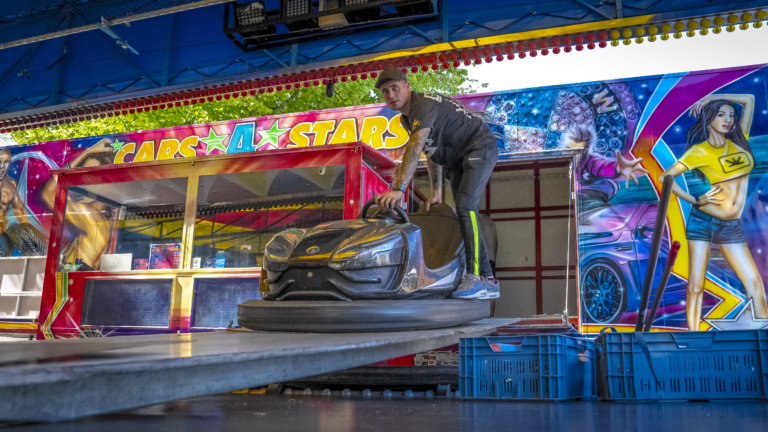 “450 Jaar Ontzet, dus ik wilde er wel wat moois van maken”: de Alkmaarse kermis in opbouw