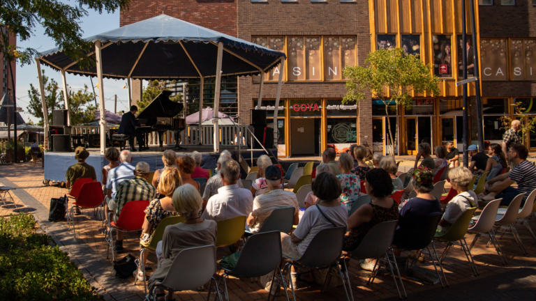 Coolplein Openluchttheater: gratis klapstoelcabaret en klassieke muziek 🗓