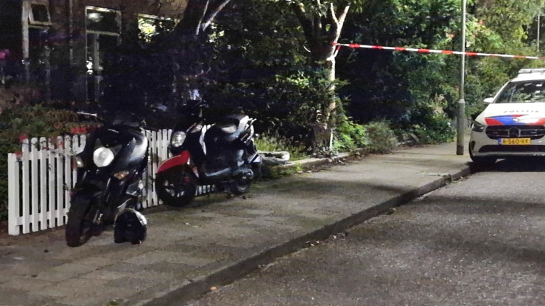 Politie zoekt getuigen: Alkmaarder (18) gestoken bij feestje in Zuid-Scharwoude