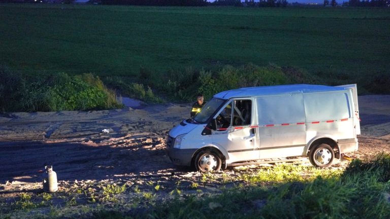 Man gewond door explosie in busje aan Starnmeerdijk