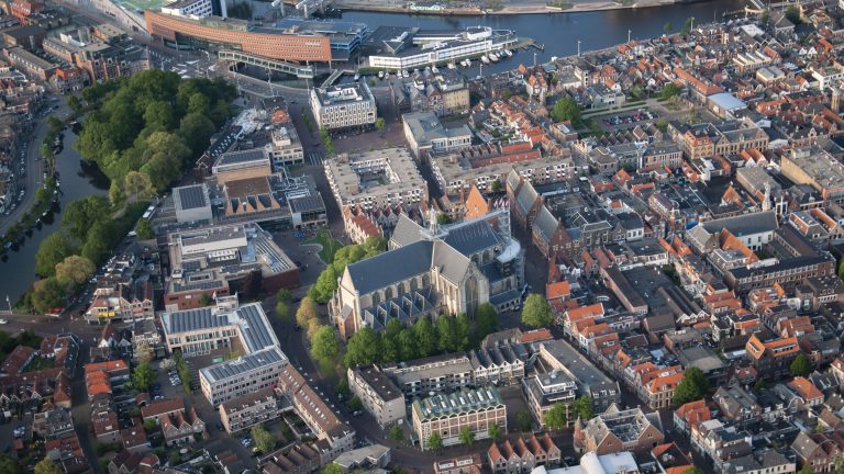 Nieuwe glazen ingang voor Grote Kerk voer voor discussie: “Niet bang voor een goed gesprek”