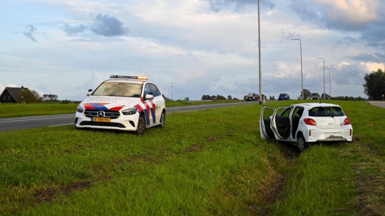 Auto schiet over andere rijbaan N9 en belandt in berm