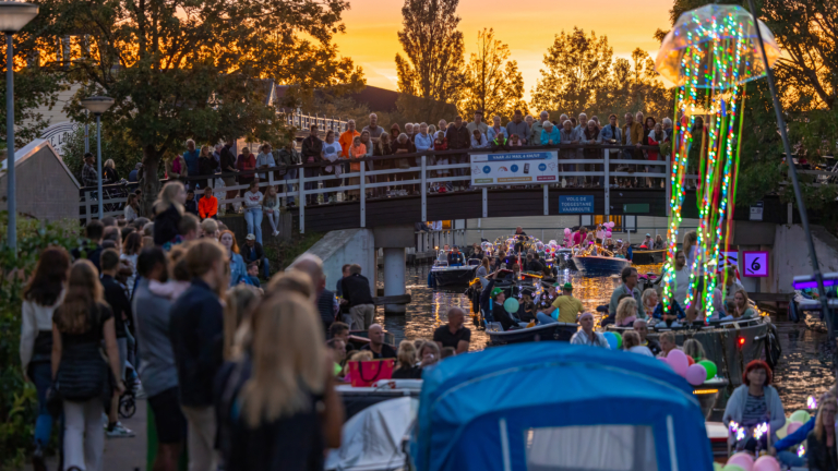 Rijke kleurenpracht in en om het water tijdens Lichtjesavond Langedijk