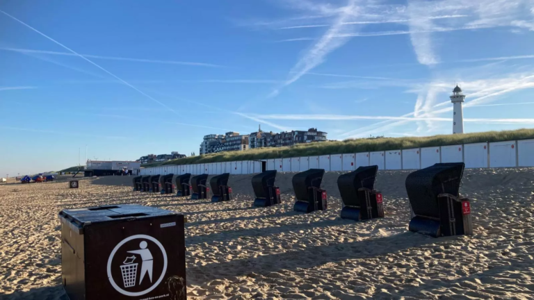 Strand is zonovergoten, maar de strandhuisjes worden toch al afgebroken: een gevolg van zomerstorm Poly