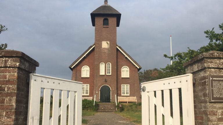 Nieuwe bakstenen nodig voor Vredeskerkje Bergen aan Zee, stichting start inzameling