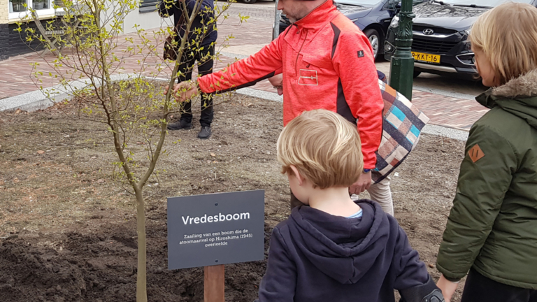 Wethouder Schouten en burgemeester Schouten openen Vredesweek in Alkmaar 🗓