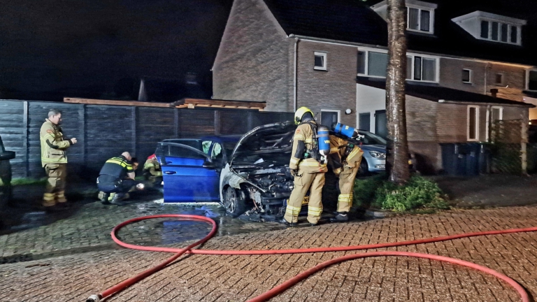 Geparkeerde auto aan Falstaffstraat verwoest door brand