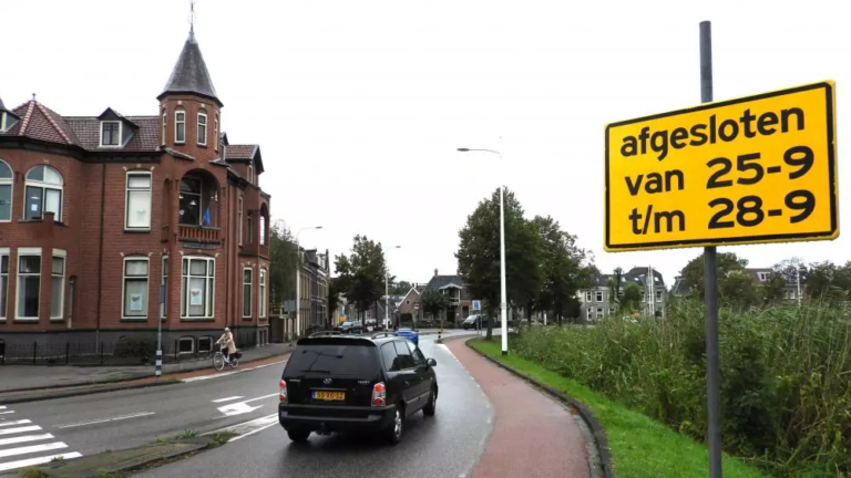 Kennemersingel dicht voor verkeer, fietsers omgeleid door binnenstad