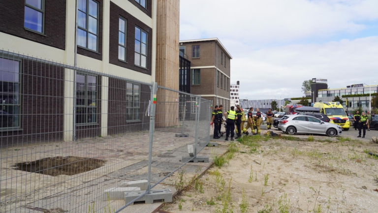 Ouder echtpaar valt in zinkgat aan achterzijde Ringersfabriek in Alkmaar