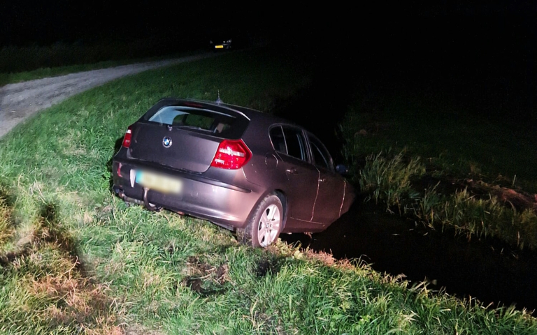 Auto glijdt sloot in na missen bocht op Haviksdijkje bij Schermerhorn
