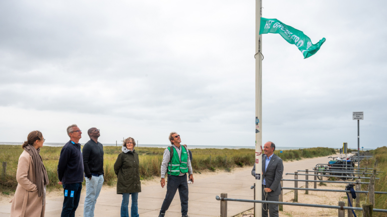 Derde keer op rij Groene Strand Wimpel voor Strand Camperduin: “Prachtige beloning”