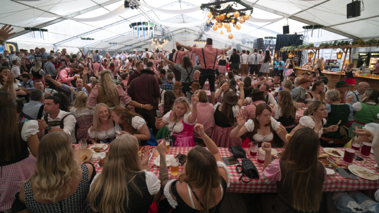 “O’zapft is!” – Duitse ‘Gemütlichkeit’ op Alkmaarse Paardenmarkt tijdens Oktoberfest