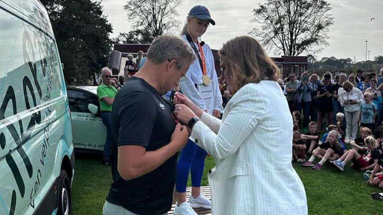 Atlete De Witte en trainer Ootjers krijgen eerste Waarderingsspeldjes van Heiloo