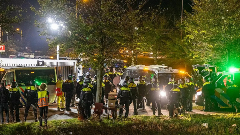 Rake klappen in AZ-stadion: ME’er bewusteloos geslagen bij rellen