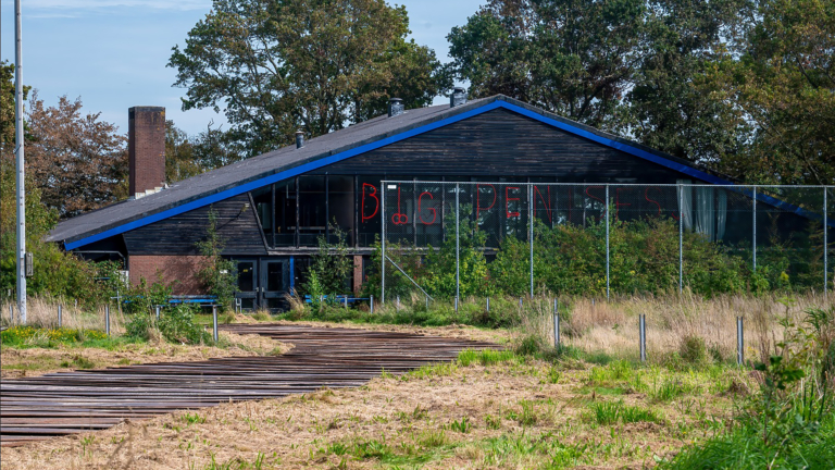 Voorbereidingen voor bouw Park de Beeck gestart: asbestsaneerders in witte pakken