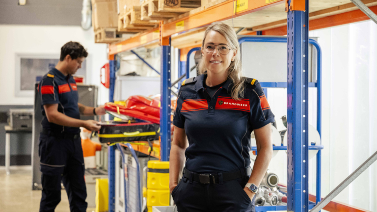 Eerste 470 brandweermedewerkers van Noord-Holland Noord na vertraging eindelijk in nieuw uniform