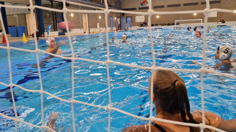 Jonge waterpoloërs AquaWaard krijgen clinic van wereldtoppers: “Onwijs leuke training”