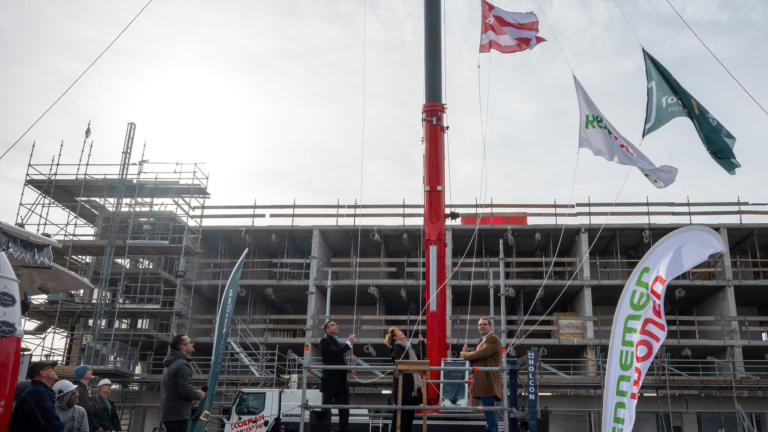 Feestje bij bereiken hoogste punt van achttien sociale huurwoningen in Vroonermeer-Noord