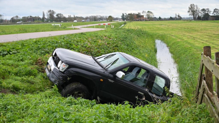 Auto rijdt sloot in langs N9