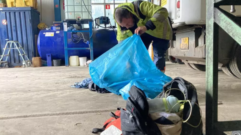 Vondsten met een verhaal: niet eerder spoelden zoveel spullen van vluchtelingen aan als in oktober