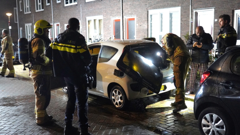 Vermoedelijke brandstichting in auto van Motto Corner aan Alkmaarse Coornhertkade